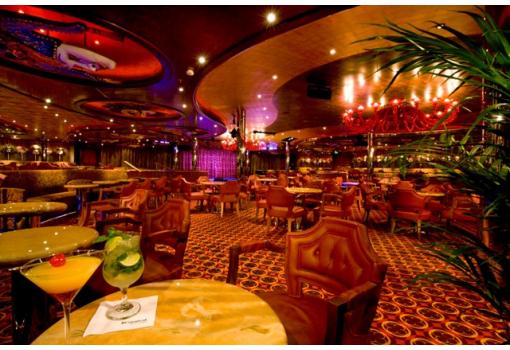 El Burgundy Lounge con sus originales lámparas rojas